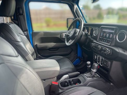 Used 2023 Jeep Wrangler Unlimited Sahara w/ Cold Weather Group AWD/4WD image 38