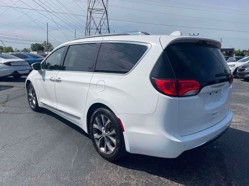 Used 2018 Chrysler Pacifica Limited w/ Tire & Wheel Group FWD image 3