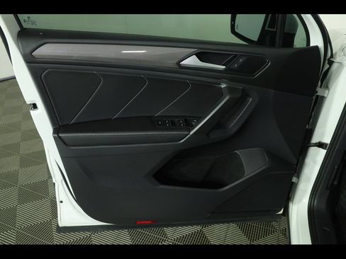 Used 2023 Volkswagen Tiguan SE w/ Panoramic Sunroof Package FWD image 24