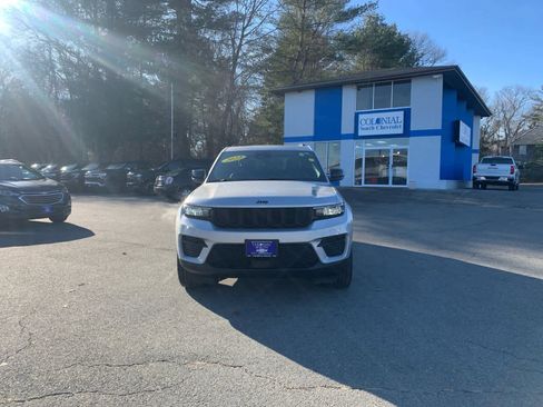 Used 2023 Jeep Grand Cherokee Altitude image 9