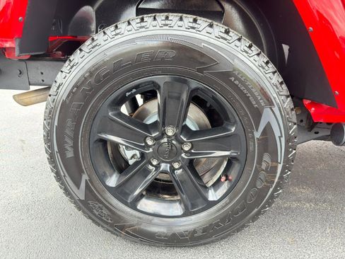 Used 2017 Jeep Wrangler Unlimited Sahara w/ Connectivity Group AWD/4WD image 11