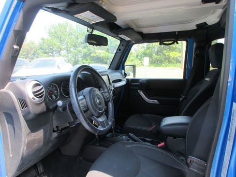 Used 2015 Jeep Wrangler Unlimited Sahara AWD/4WD image 9