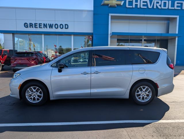 Used 2024 Chrysler Pacifica Touring-L FWD image 2