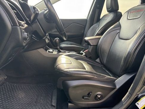 Used 2019 Jeep Cherokee Trailhawk AWD/4WD image 8