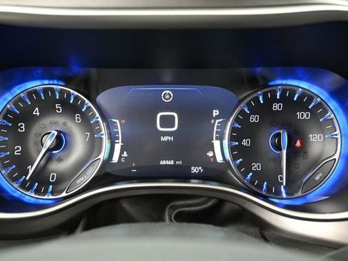 Used 2023 Chrysler Pacifica Touring-L FWD image 27