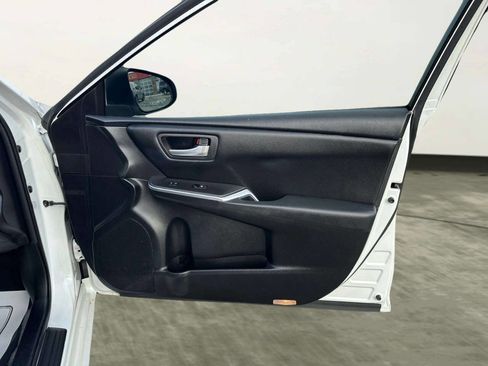 Used 2016 Toyota Camry SE image 21