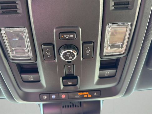 Used 2025 Chevrolet Tahoe High Country image 41