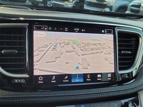 Used 2024 Chrysler Pacifica Select image 9