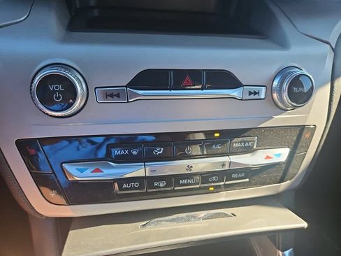 Used 2023 Ford Explorer XLT w/ Equipment Group 202A RWD image 18
