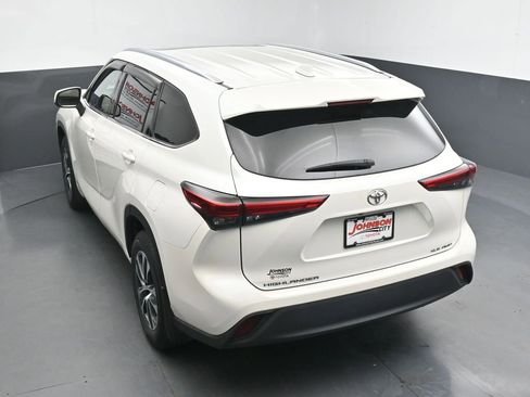 Used 2021 Toyota Highlander XLE AWD/4WD image 28