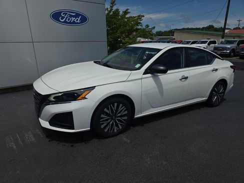 Used 2025 Nissan Altima 2.5 SV FWD image 2