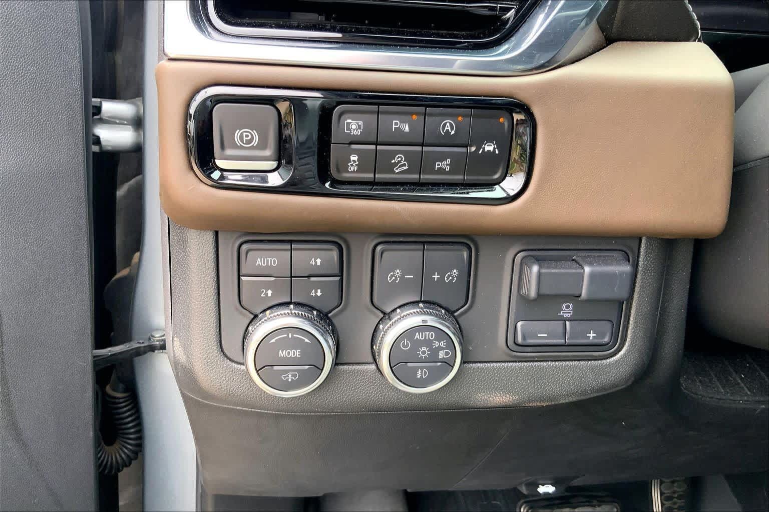 Used 2025 GMC Yukon Denali Ultimate AWD/4WD image 33