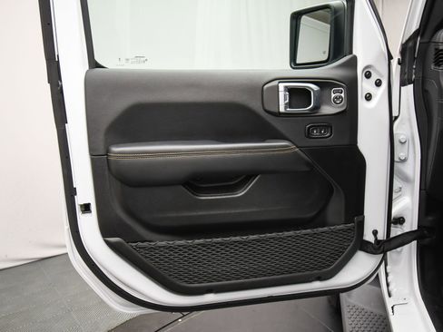 Used 2024 Jeep Wrangler Sahara image 39