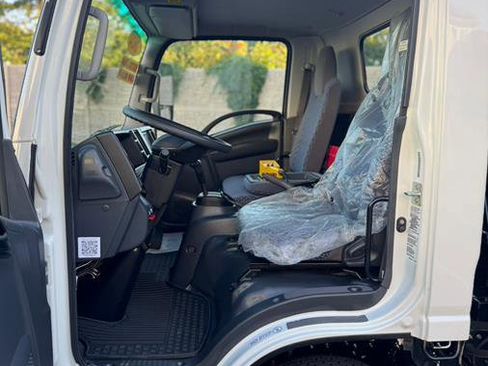 Used 2024 Isuzu NPR image 37