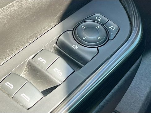 Used 2023 GMC Acadia SLT FWD image 18