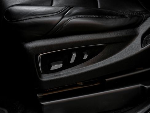 Used 2017 Cadillac Escalade Luxury image 32