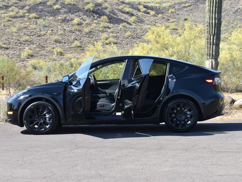Used 2023 Tesla Model Y Long Range AWD/4WD image 7