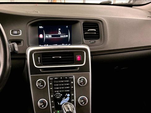 Used 2016 Volvo V60 T5 Cross Country w/ Convenience Package image 7