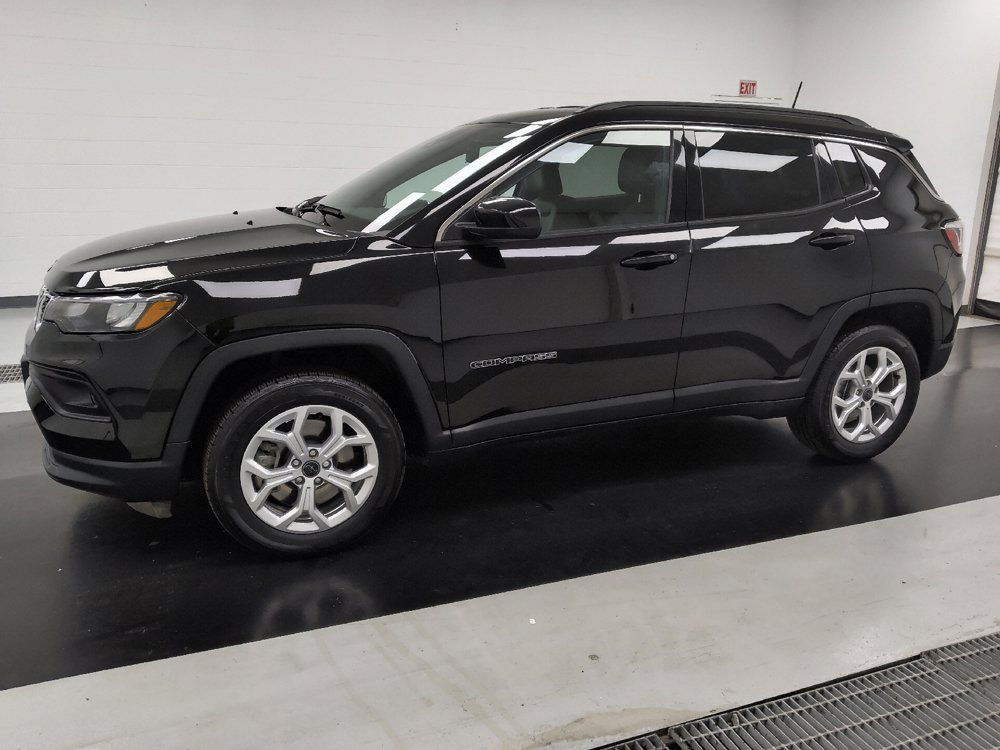Used 2025 Jeep Compass Latitude AWD/4WD image 2