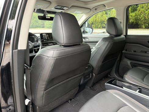 Used 2024 Nissan Pathfinder SL w/ SL Premium Package FWD image 23
