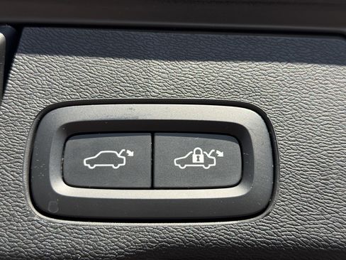 Certified 2023 Volvo XC60 B5 Ultimate w/ Protection Package Premier image 11