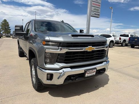 Used 2024 Chevrolet Silverado 2500 LT AWD/4WD image 7