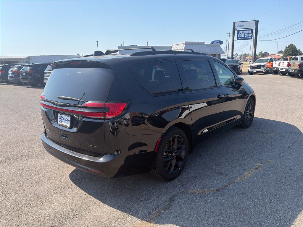 Used 2025 Chrysler Pacifica Limited FWD image 6