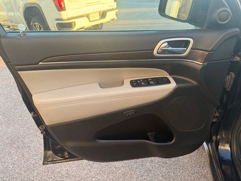 Used 2018 Jeep Grand Cherokee Limited image 14