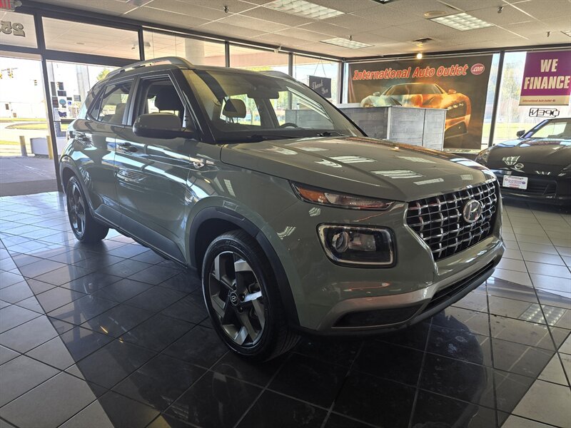 Used 2025 Hyundai Venue SEL FWD image 2