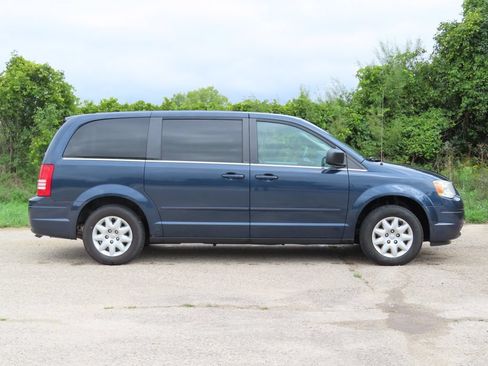 Used 2009 Chrysler Town & Country LX FWD image 2