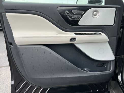 Used 2025 Lincoln Aviator Reserve w/ Equipment Group 201A AWD/4WD image 17