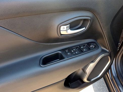 Used 2021 Jeep Renegade Limited image 12