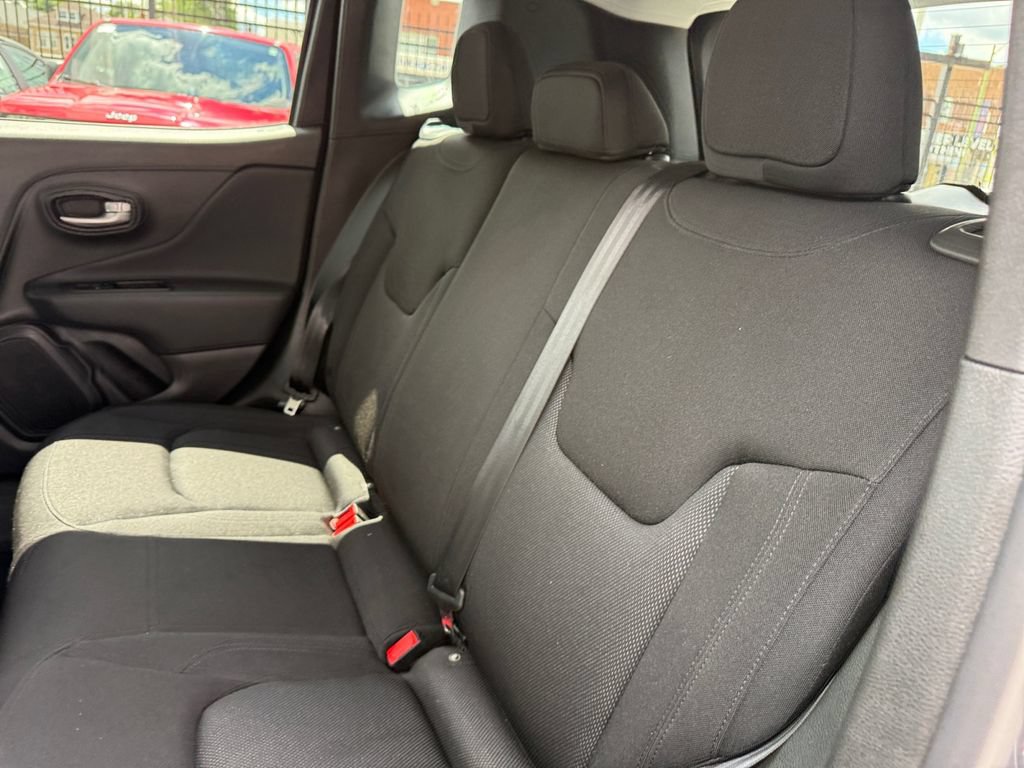 Used 2023 Jeep Renegade Latitude AWD/4WD image 24