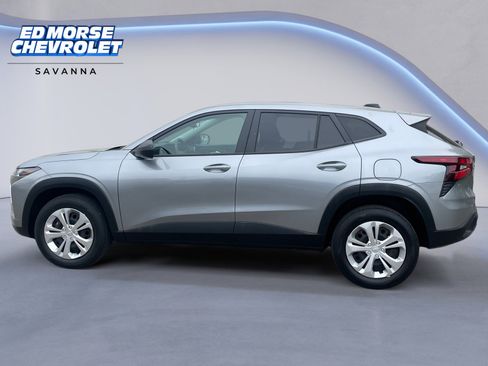 Used 2024 Chevrolet Trax LS w/ Driver Confidence Package FWD image 2