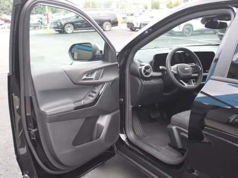 New 2027 Chevrolet Equinox LT FWD image 8