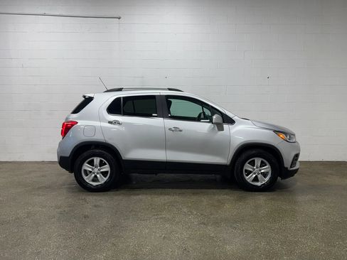 Used 2019 Chevrolet Trax LT w/ LT Convenience Package FWD image 2