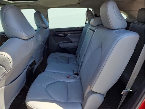 Used 2021 Toyota Highlander XLE image 8