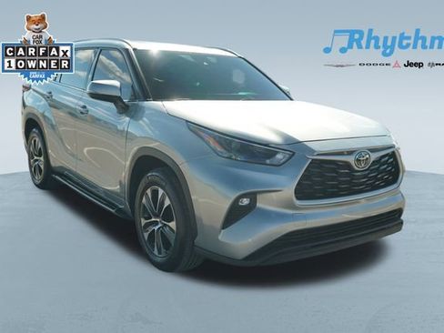 Used 2022 Toyota Highlander XLE image 1