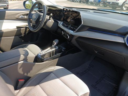 Used 2025 Chevrolet Trax LT FWD image 22