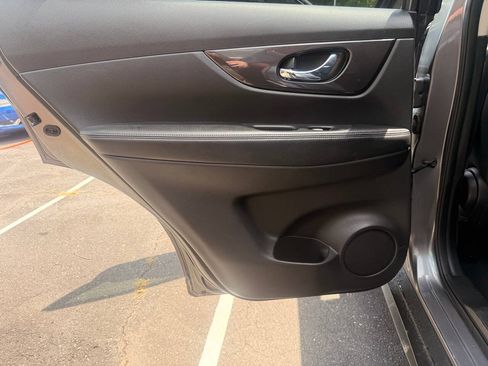 Used 2019 Nissan Rogue S w/ Special Edition Package FWD image 11