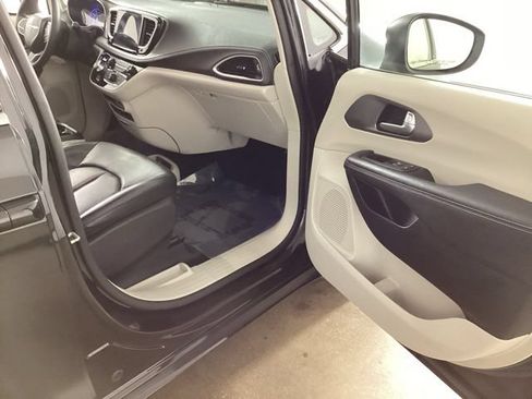 Used 2023 Chrysler Pacifica Touring-L FWD image 17