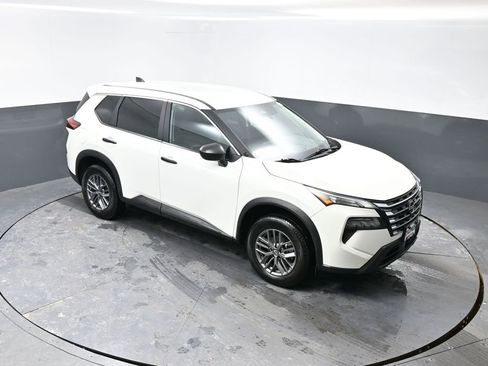 Used 2024 Nissan Rogue S image 41