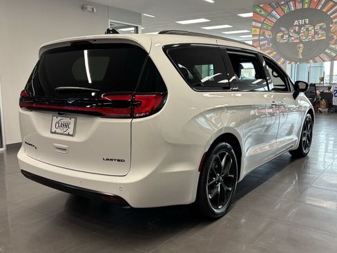 New 2027 Chrysler Pacifica Limited FWD image 4