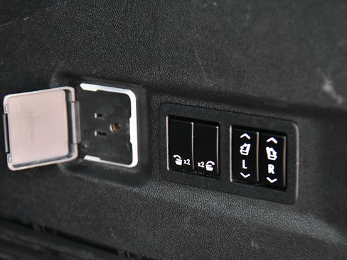Used 2022 Chevrolet Suburban Premier RWD image 46