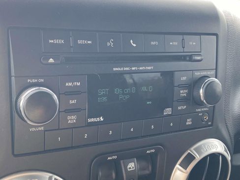 Used 2016 Jeep Wrangler Unlimited Sahara w/ Connectivity Group image 18