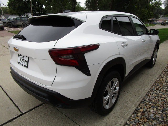Used 2026 Chevrolet Trax LS FWD image 7
