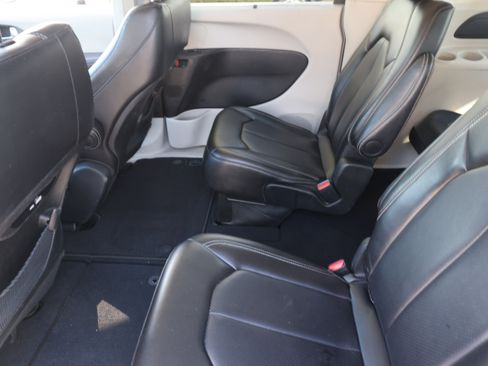 Used 2024 Chrysler Pacifica Touring-L FWD image 24
