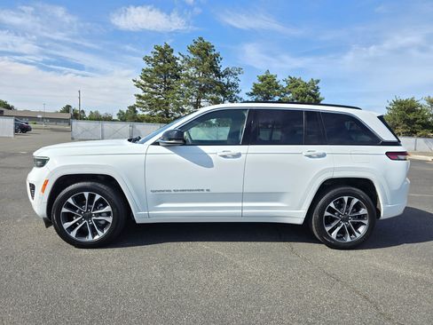 Used 2024 Jeep Grand Cherokee Overland AWD/4WD image 3