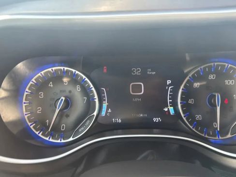 Used 2017 Chrysler Pacifica Limited FWD image 13