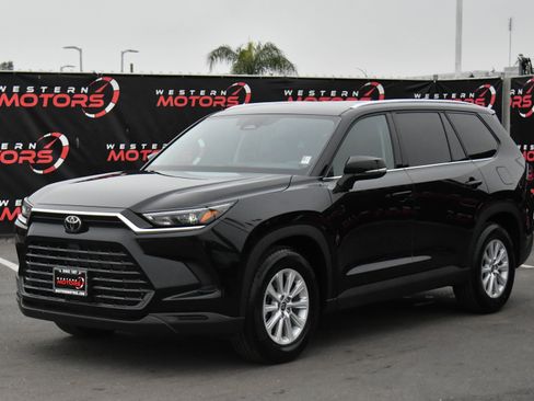 Used 2025 Toyota Grand Highlander AWD image 3